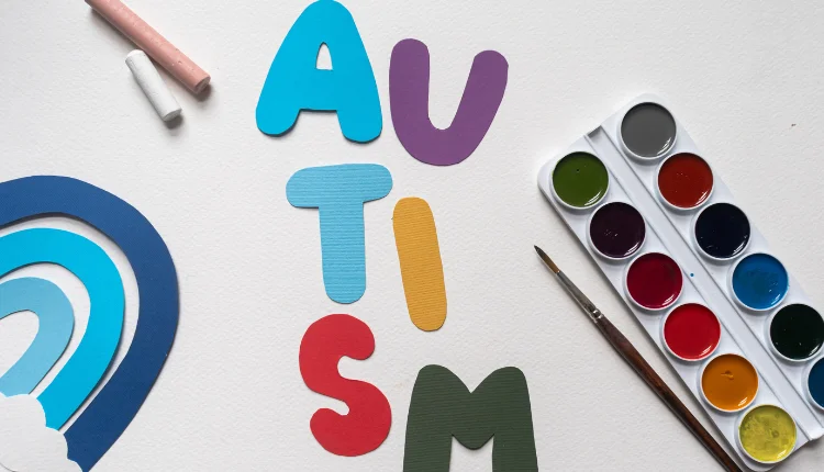 لوحة مكتوب عليها autism بالإنجليزية حيث تندرج ضمن مفهوم اضطراب طيف التوحد الشديد ومعالجة طيف التوحد