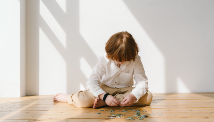 طفل صغير يلعب لعبة لوحده حيث إن الوحدة تلبي شعور أطفال التوحد، ومن إشكاليات مفهوم اضطراب طيف التوحد