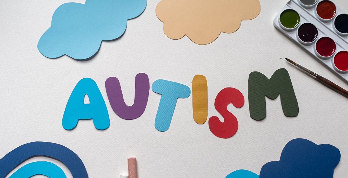 صورة مزخرفة ذو خلفية بيضاء كتب عليها التعليم المنزلي لطفل التوحد Homeschooling for an autistic child