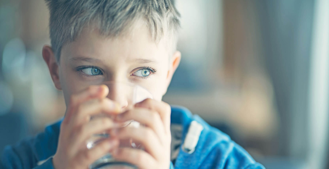 طفل صغير يشري كأس ماء حيث إنه يخضع لأحد مستويات اضطراب طيف التوحد (Levels autism spectrum disorder)