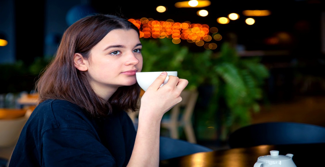 امرأة تتناول فنجان القهوة لتوضيح علاقة الكافيين والقلق caffeine anxiety relationship