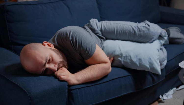 رجل مستلقي على الأريكة ويبدو على وجهه شدة معاناته من القلق ولابد أن يباشر في تلقي علاج القلق المزمن