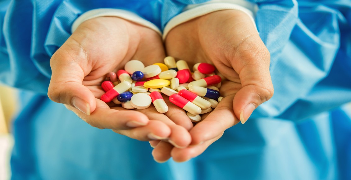 امرأة تحمل بيدها مجموعة من الأدوية لتوضيح مضادات القلق